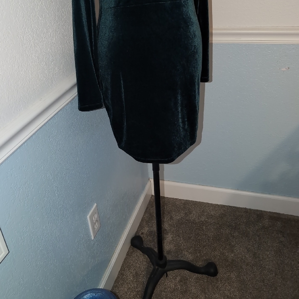 Elegant Velvet Style Green Dress- 12/14 beautiful!! - Picture 4 of 5